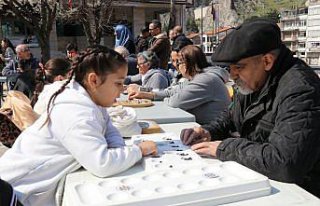 Amasya'da çocuklar yaşlılarla zeka oyunları...