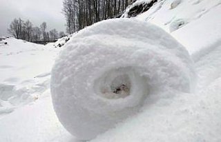Amasya'da doğada ender oluşan kar ruloları...
