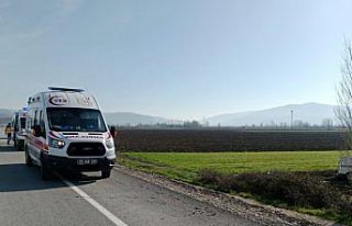 Amasya'da panelvan yoldan çıkıp tarlaya savruldu,...