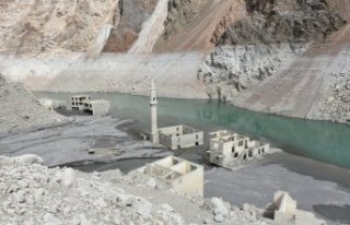 Artvin'de baraj altında kalan köy su seviyesi...