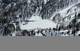 Artvin'de beyaz örtüyle kaplanan Borçka Karagöl...