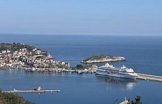 “Astoria Grande“ kruvaziyeri 942 yolcusuyla Amasra'ya...