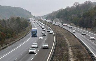 Bayram tatilinden dönenler Anadolu Otoyolu'nda...