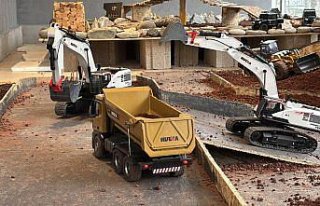 Bu kafenin müşterileri, minyatür inşaat sahasında...