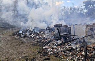 Çorum'da çıkan yangında 2 katlı ev, samanlık...