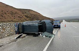 Çorum'da devrilen otomobildeki 5 kişi yaralandı