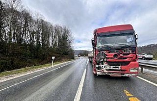 Düzce'de kara yolunda makaslayan tır ulaşımı...