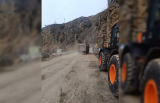 Gümüşhane-Giresun kara yolu heyelan nedeniyle ulaşıma...