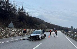 Amasya'da refüje çarpan otomobildeki 1 kişi...
