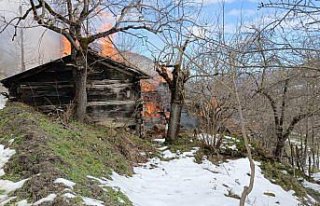 Kastamonu'da çıkan yangında 2 ev kullanılamaz...