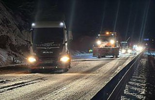 Kastamonu'da etkili olan kar ulaşımda aksamalara...