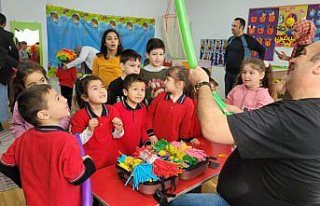 Lise öğrencileri anaokulu öğrencilerine tiyatro...