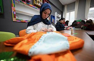 Liselilerden oluşan tiyatro grubu köy okullarında...