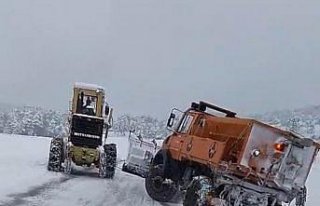 Niksar'da Özel İdaresi ekipleri kar nedeniyle...