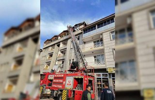 Niksar'da yangın çıkan binanın çatı katı...