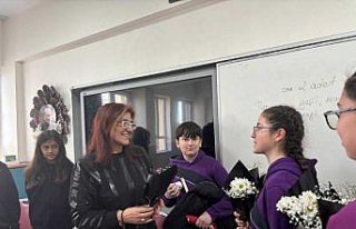 Ortaokul öğrencilerinden öğretmenlerine çiçek...