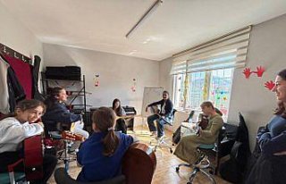 Salıpazarı Gençlik Merkezinde gençler müzikle...