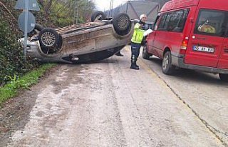Samsun'da devrilen otomobildeki 2 kişi yaralandı