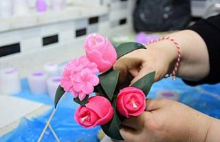 Samsun'da kadınlar mumdan çiçek ve hediyelik...