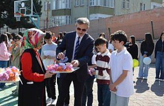 Samsun'da öğrenciler önce bayramlaştı sonra...