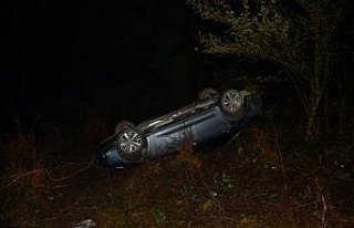 Samsun'da şarampole devrilen otomobildeki 7...