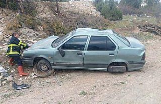 Sinop'ta devrilen otomobildeki iki kişi yaralandı