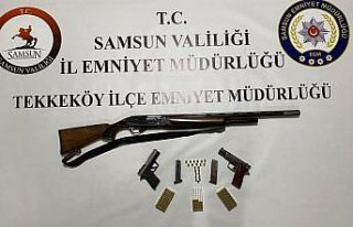 Tekkeköy'de bir evde 3 ruhsatsız silah ele...