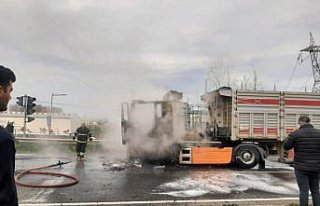 Terme'de seyir halindeki tırda çıkan yangın söndürüldü