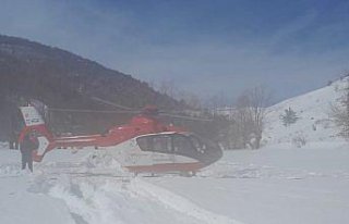 Tokat'ta kar nedeniyle yolu kapanan köydeki...