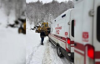 Tokat'ta kara saplanan ambulansı İl Özel İdaresi...