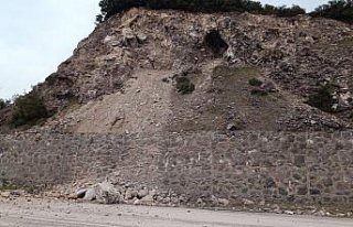 Tokat'ta kaya parçalarının düştüğü yolda...