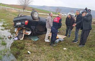 Tokat'ta tarlaya devrilen otomobildeki 3 kişi...