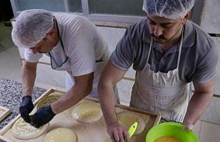Trabzon'da ekşi mayalı ramazan pidesi 6 saatlik...