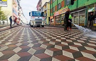Yeşilyurt'ta caddelerde temizlik çalışmalarına...