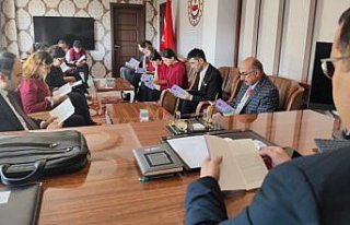 Oğuzlar Kaymakamı Tokur, öğrencilerle makamında...