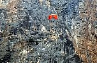 324 metreden “uçuruma“ atladı