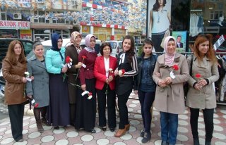  Kadınlar Günü'nde Karanfil Dağıttılar