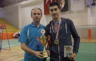 BADMİNTONDA TÜRKİYE İKİNCİLİĞİ