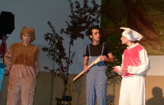 ‘BİLGE TAVŞAN ORMANDA’ ADLI TİYATRO SAHNELENDİ...