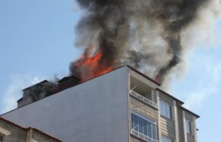 BAFRA’DA ÇATI YANGINI KORKUTTU 