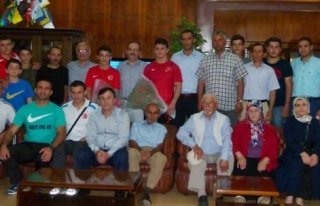 BAŞKAN ŞAHİN, GÜREŞÇİLERİ ÖDÜLLENDİRDİ