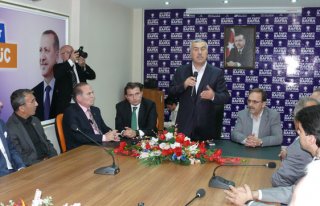 DEMİR, PARTİSİNİN BAFRA TEŞKİLATINI ZİYARET...