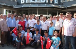 DÜNYA ŞAMPİYONUNDAN ZAFER TURU  