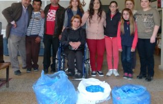 ENGELLİLER İÇİN ÇUVAL ÇUVAL MAVİ KAPAK TOPLADILAR...