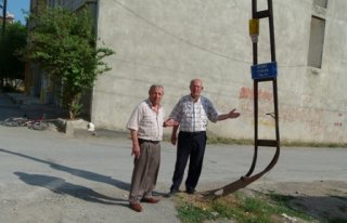  Elektrik Direği Tehlike Saçıyor