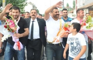 LADİK'TE PEHLİVANLARA  COŞKULU KARŞILAMA