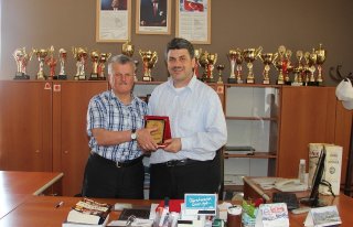 MÜDÜR ÇAKIR'DAN ÖNER'E TEŞEKKÜR PLAKETİ