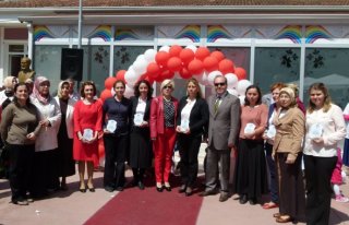 MİNİK ÖĞRENCİLER DEFİLEDE GÖZ KAMAŞTIRDI