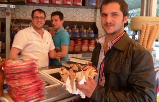 YAZ AYININ VAZGEÇİLMEZİ DONDURMA 