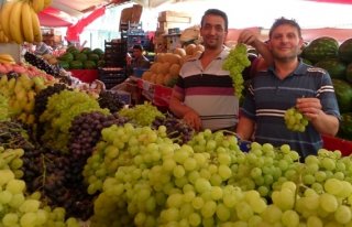 YAZLIK SEBZELER VE MEYVELER TEZGAHTA 